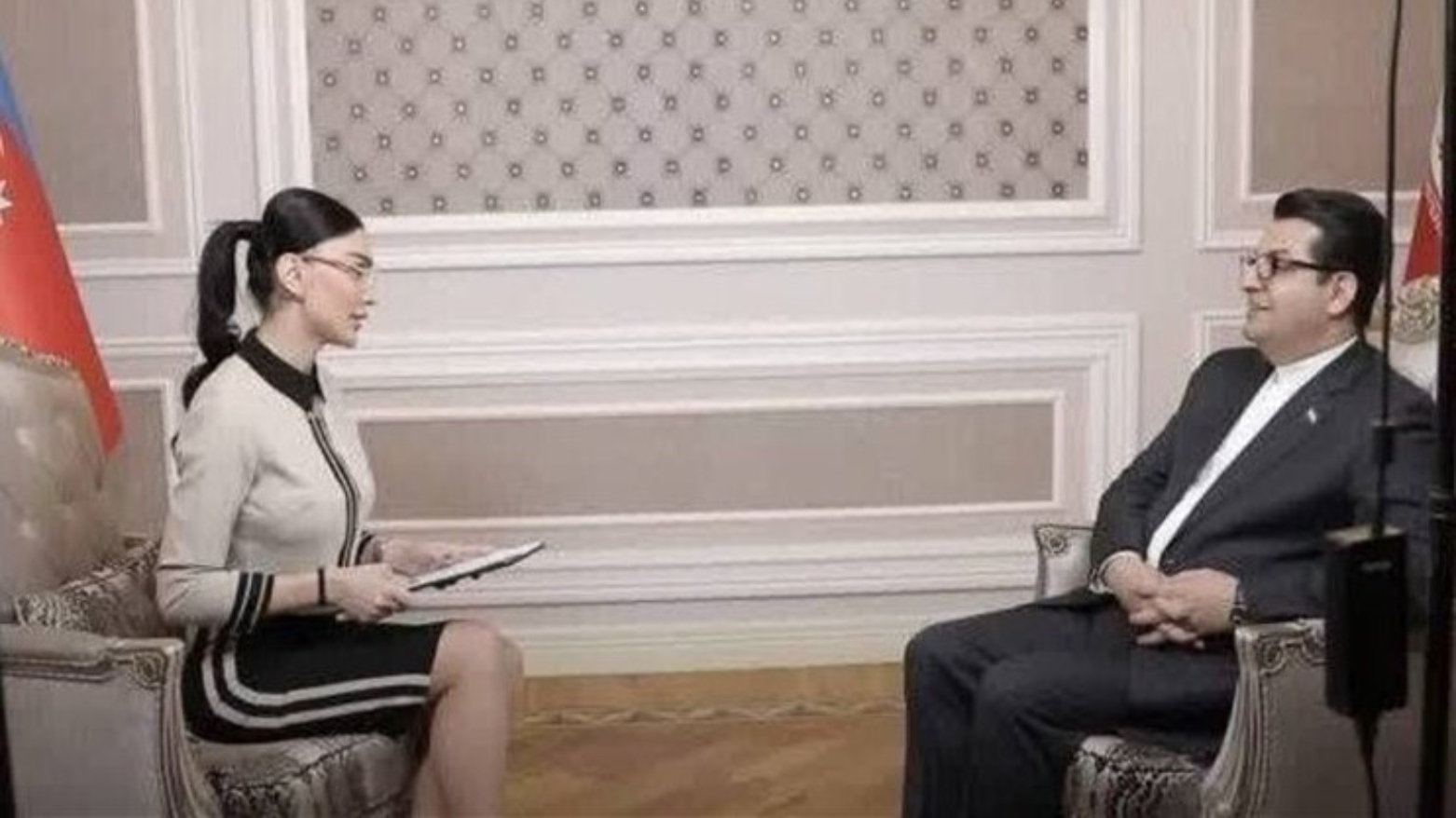 عباس موسوی سفیر ایران در باکو به همراه خبرنگار زن آذربایجانی